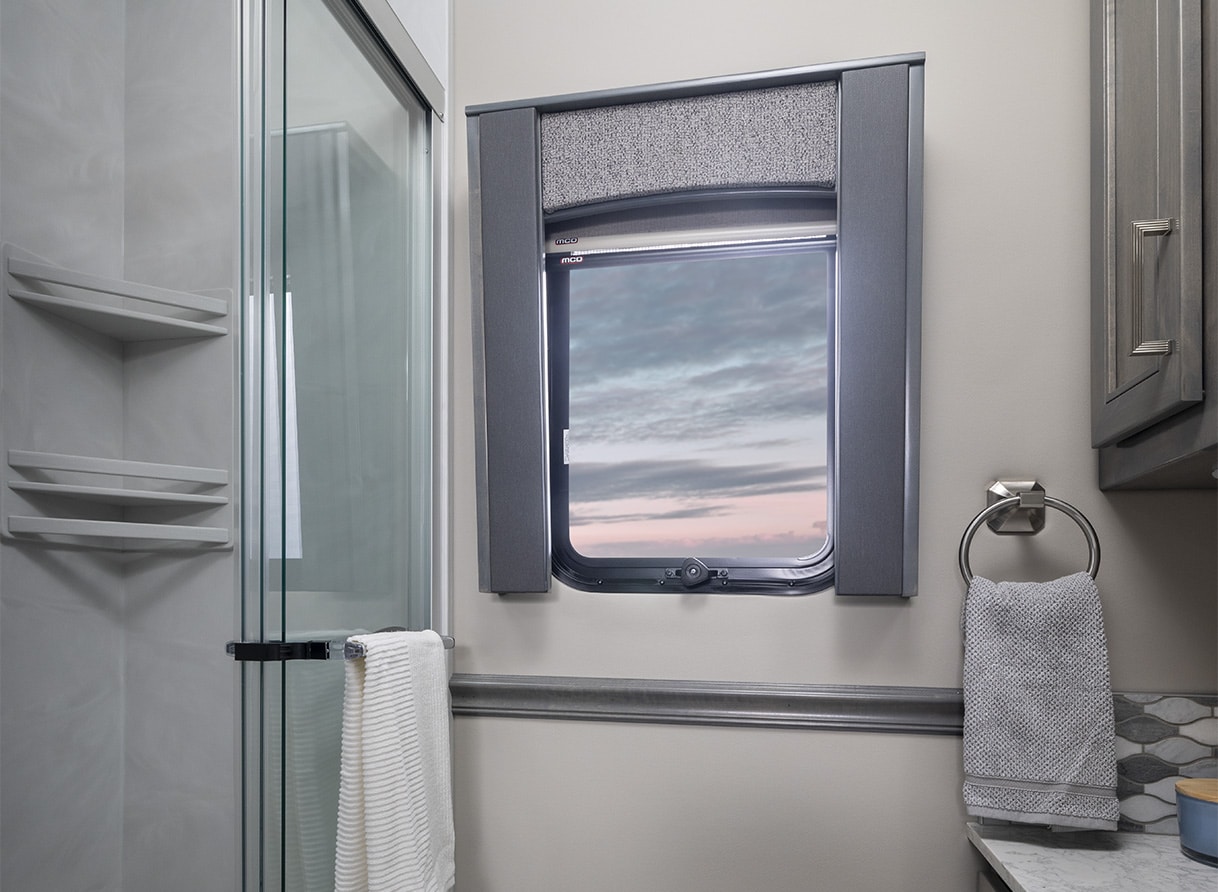 renegade-rv-my24-xl_midbath_1218-1